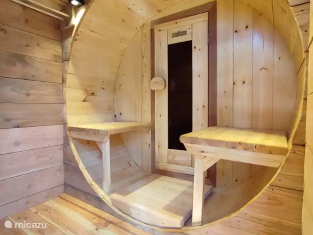 Daar is 'ie dan... De Finse sauna met opgieting. We werken met een muntjes automaat. Je krijgt voldoende muntjes om geregeld gebruik te maken van deze barrelsauna. Mooi discreet met omkleedmogelijkheden.